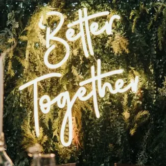 Napis Better Together na wynajem