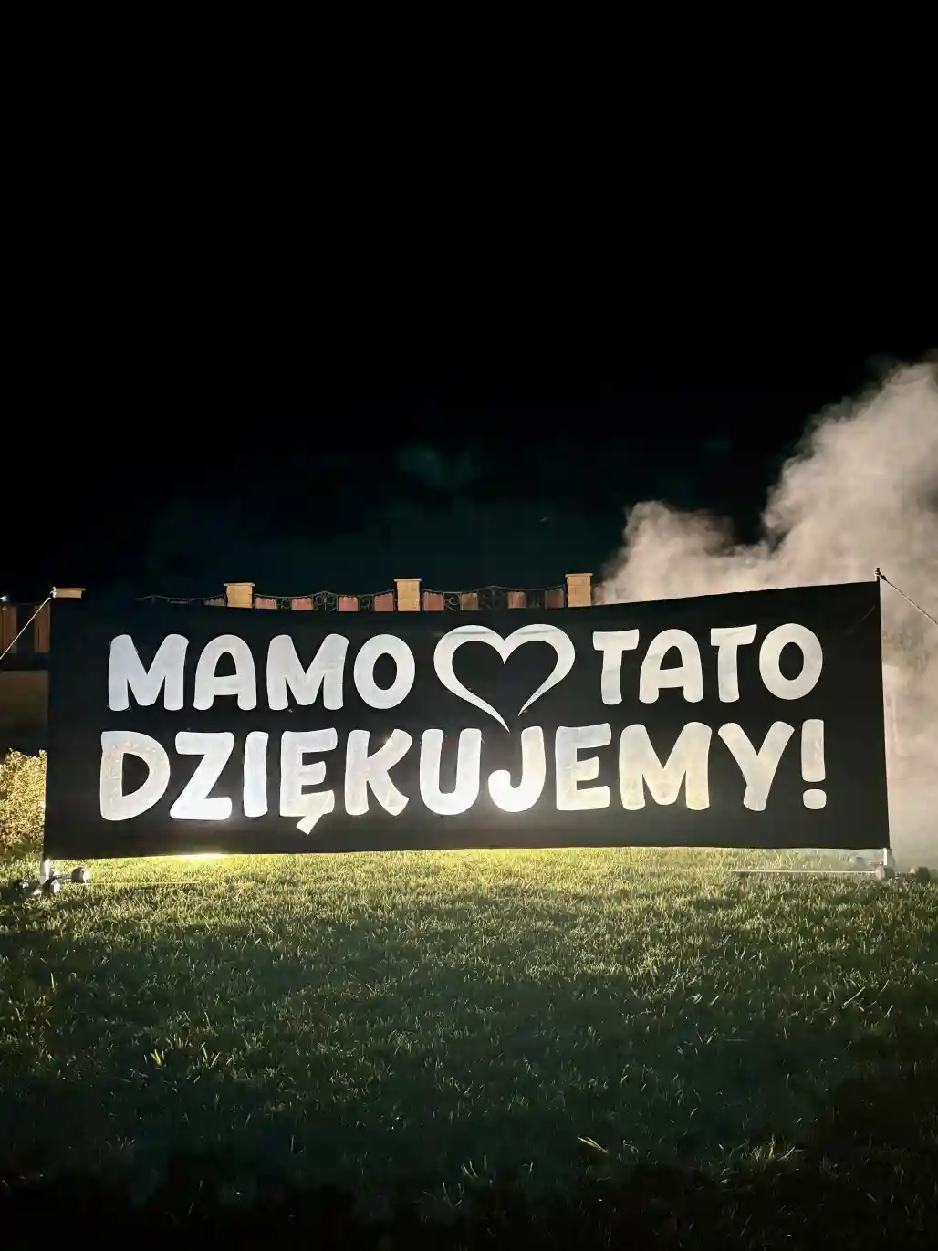 Napis Mamo Tato Dziękujemy podświetlony na biało